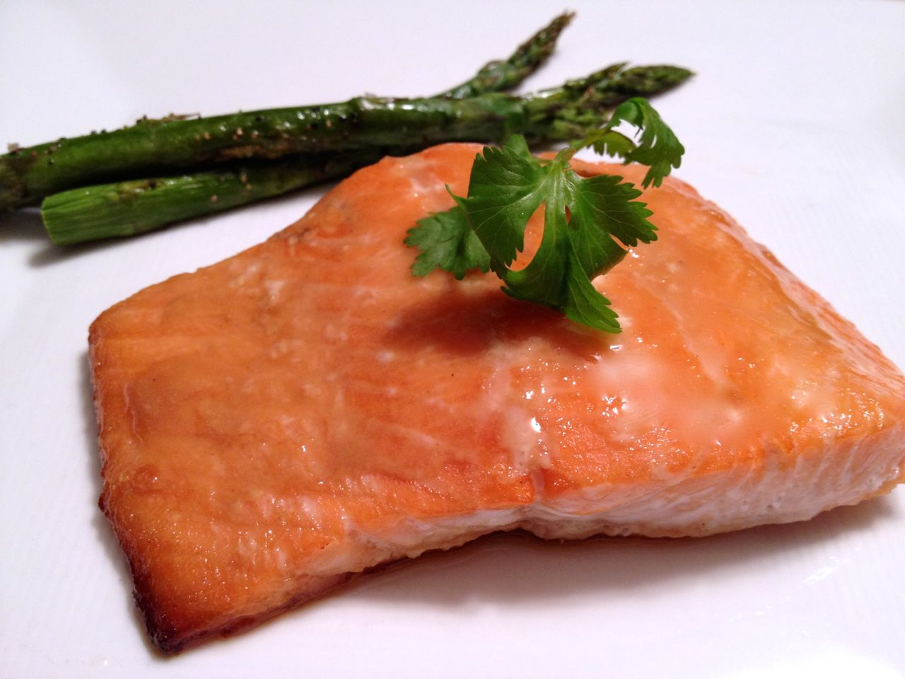 Cooked Salmon with asparagus on the side