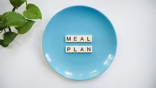 Blue plate with the words meal plan on top