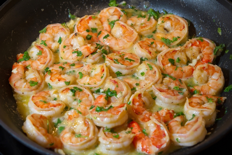 shrimp scampi in frying pan